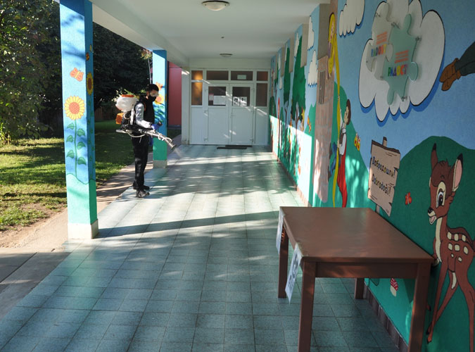 Izvršena dezinfekcija prostora oko svih škola i vrtića u Prijedoru