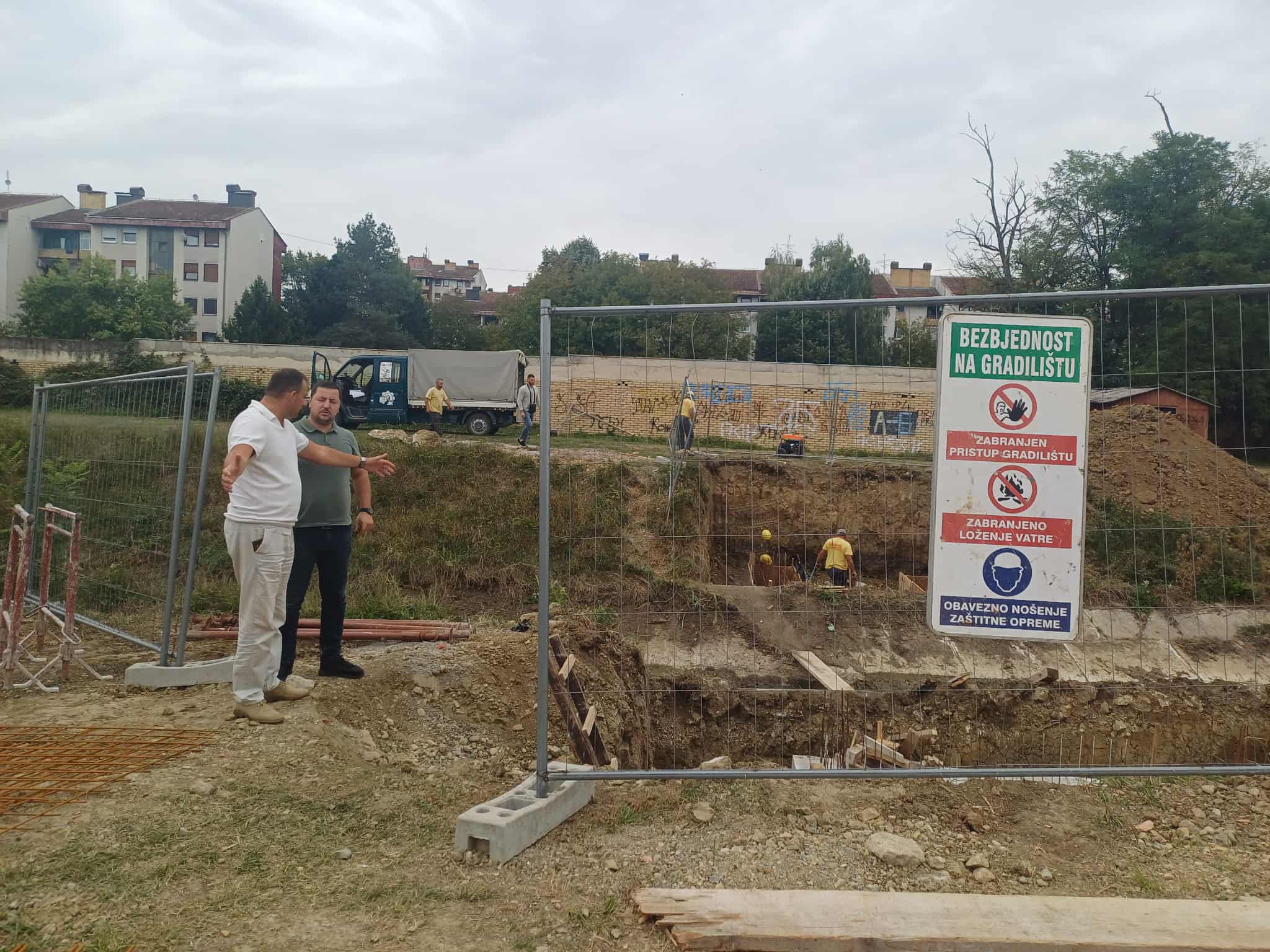 Počela izgradnja pješačkog mosta preko Puharske između naselja Raškovac i Pećani