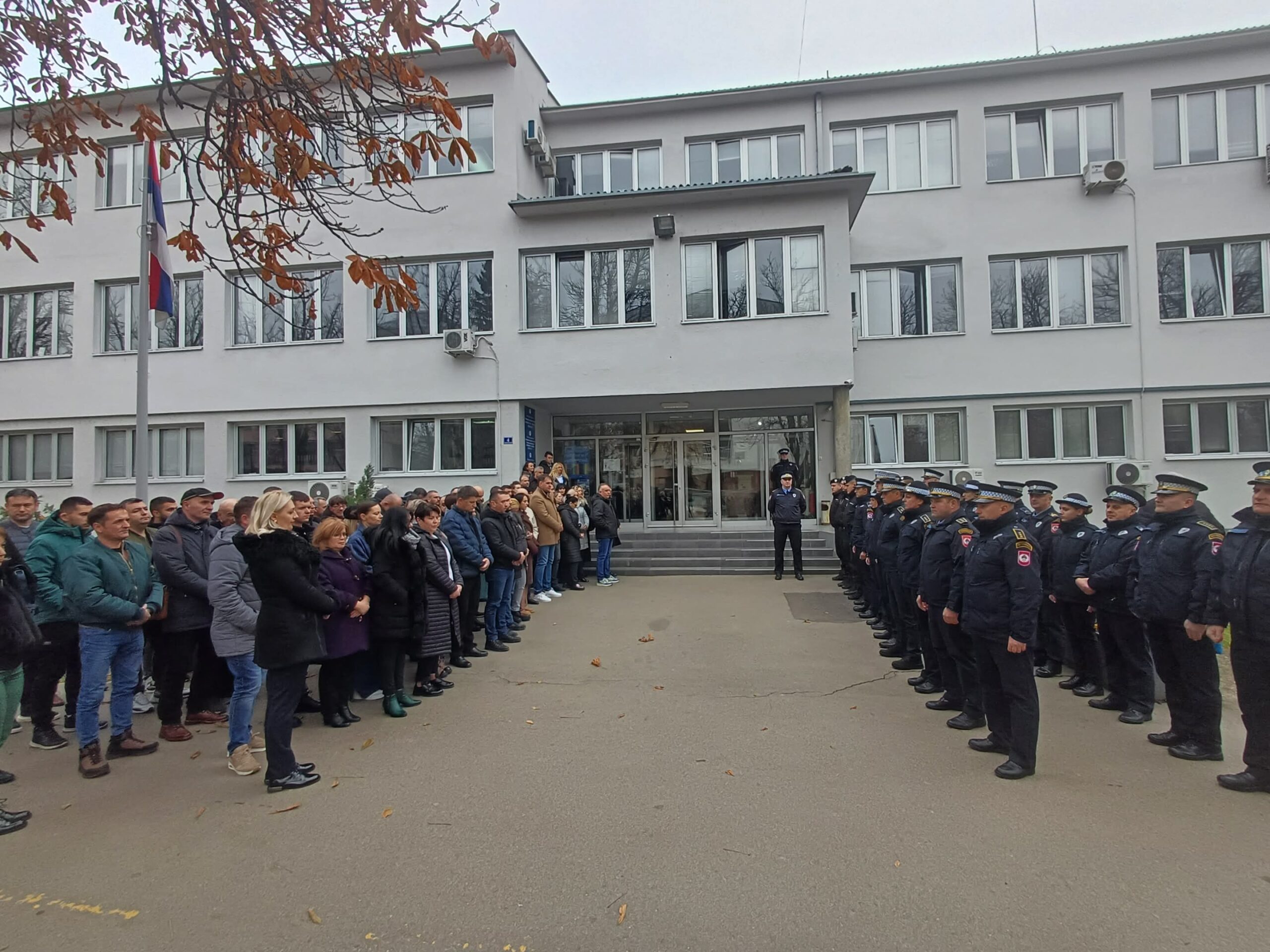 Prijedorski policajci odali počast nastradalom Radenku Bašiću povodom izricanja presude