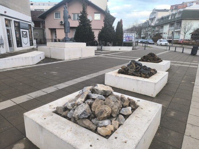 Postavka instalacije tri vrste rude kao omaž rudarenju u Prijedoru