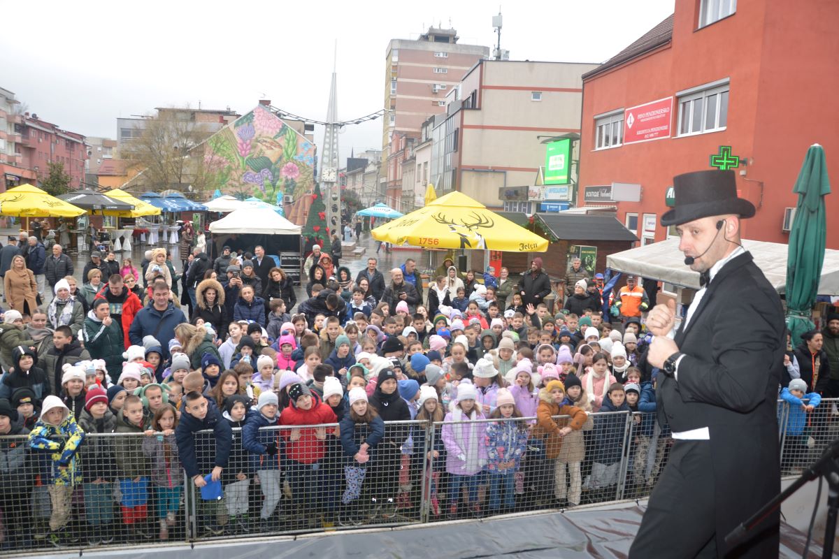 Čarolija na Trgu majora Zorana Karlice: Mađioničar Darko oduševio mališane Čarolija na Trgu majora Zorana Karlice: Mađioničar Darko oduševio mališane