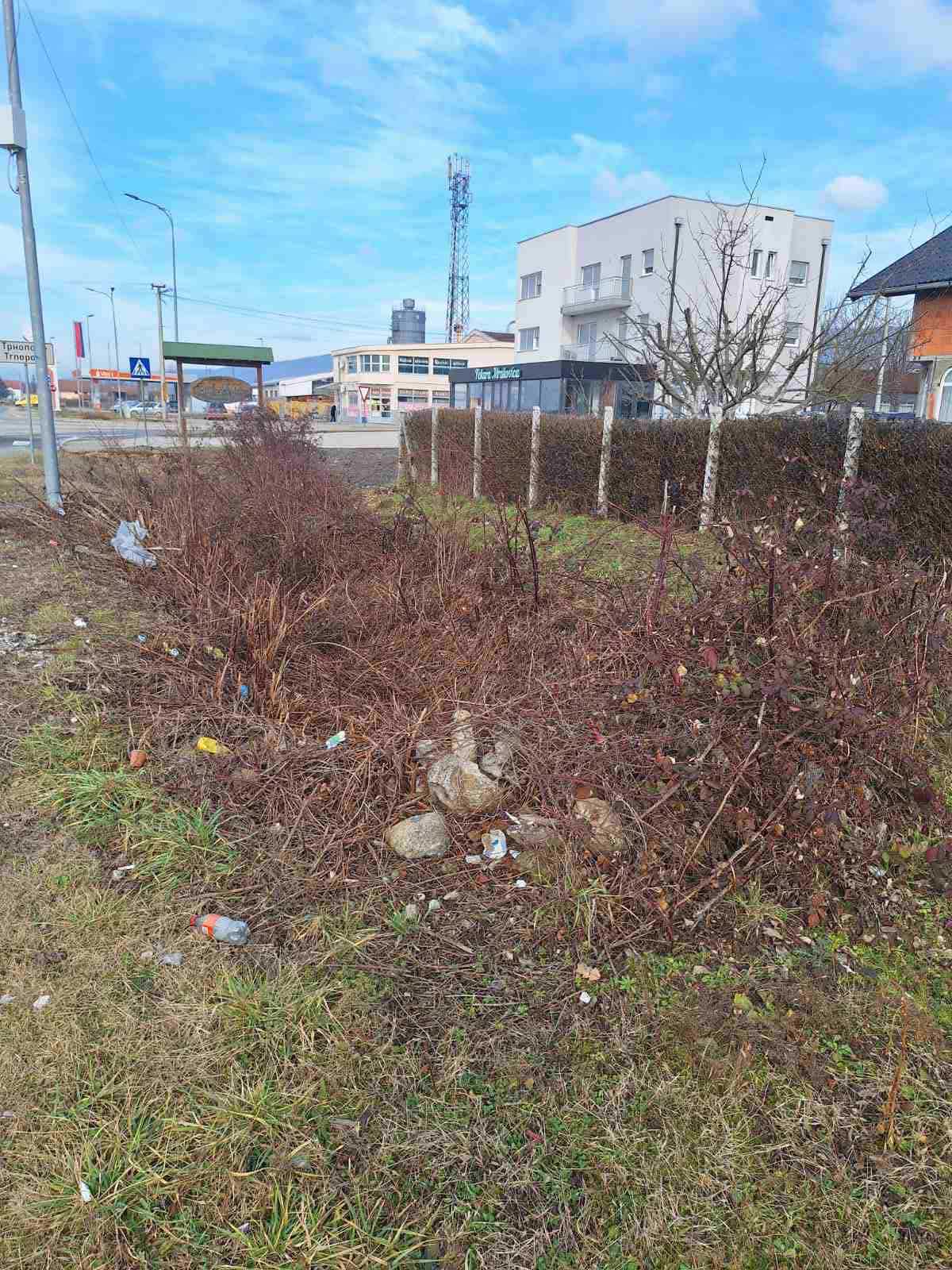 U toku čišćenje putnih jaraka na pravcu Prijedor-Kozarac U toku čišćenje putnih jaraka na pravcu Prijedor-Kozarac