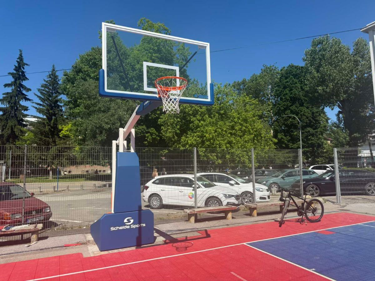 Novi, najsavremeniji koševi postavljeni na terenu ispred Sportske dvorane “Mladost” Novi, najsavremeniji koševi postavljeni na terenu ispred Sportske dvorane “Mladost”