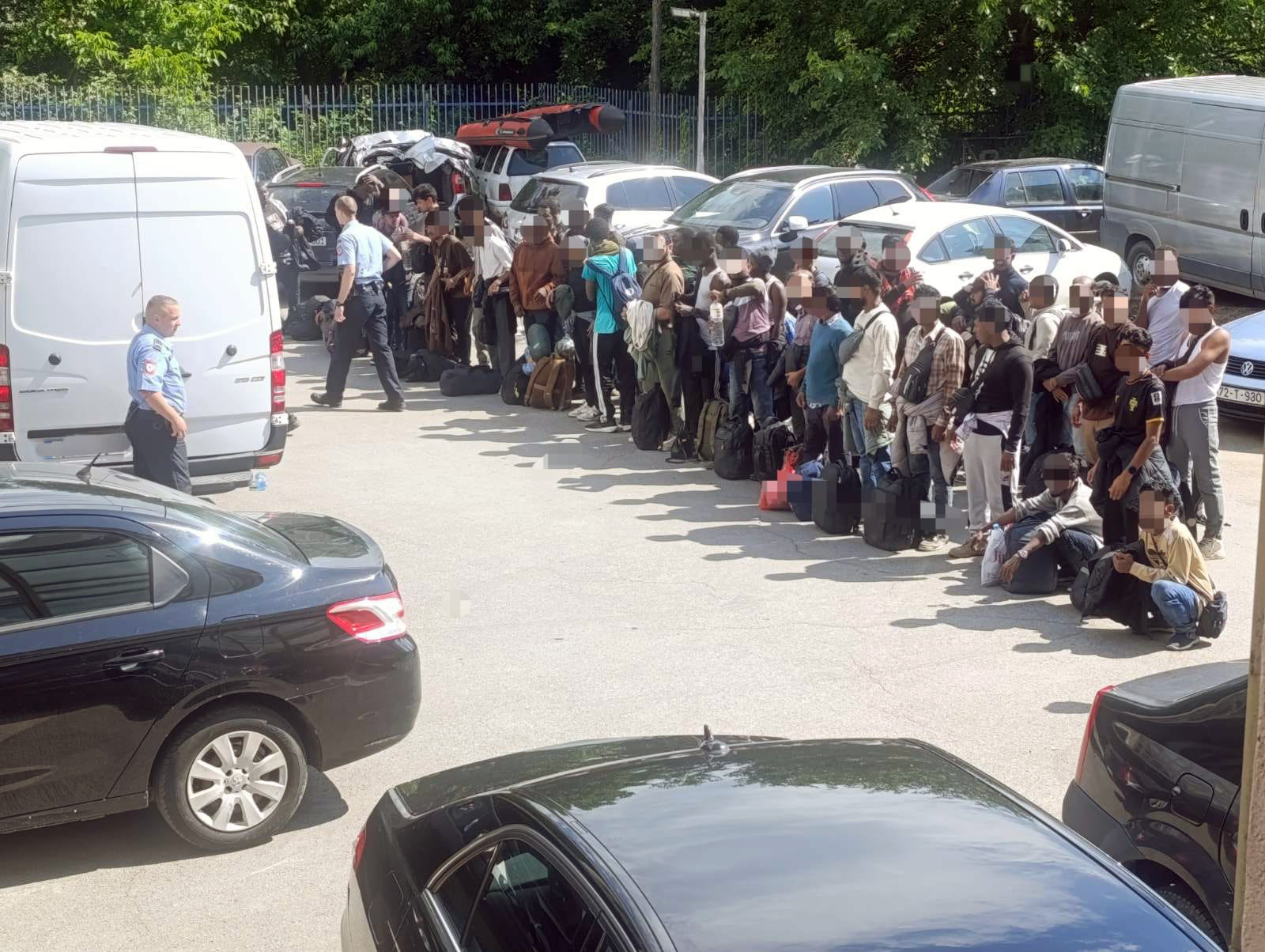 Muškarac iz Velike Kladuše osumnjičen za krijumčarenje ljudi Muškarac iz Velike Kladuše osumnjičen za krijumčarenje ljudi