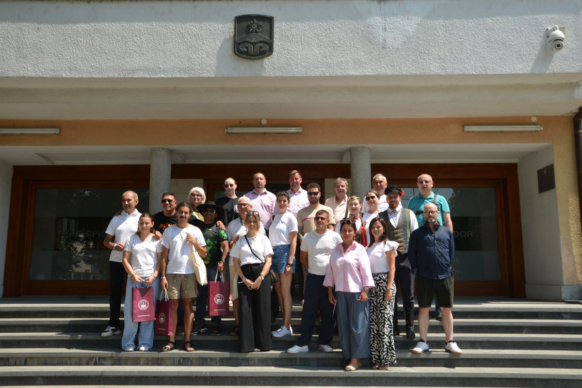 U Gradskoj upravi priređen prijem za učesnike jubilarnog 10. Međunarodnog festivala folklora “Kozarsko kolo”