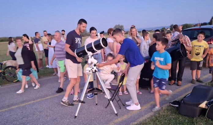 ­Astronomsko društvo „Sirijus“: Održano javno posmatranje teleskopom pod nazivom „Noć pod zvijezdama“