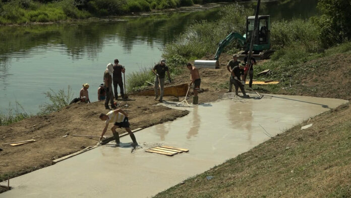 Radnici Šumskog gazdinstva Prijedor uređuju plažu u Tukovima