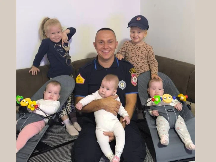 Iza policijske uniforme krije se velika porodična sreća: Gojko iz Prijedora ponosni je otac pet djevojčica Iza policijske uniforme krije se velika porodična sreća: Gojko iz Prijedora ponosni je otac pet djevojčica